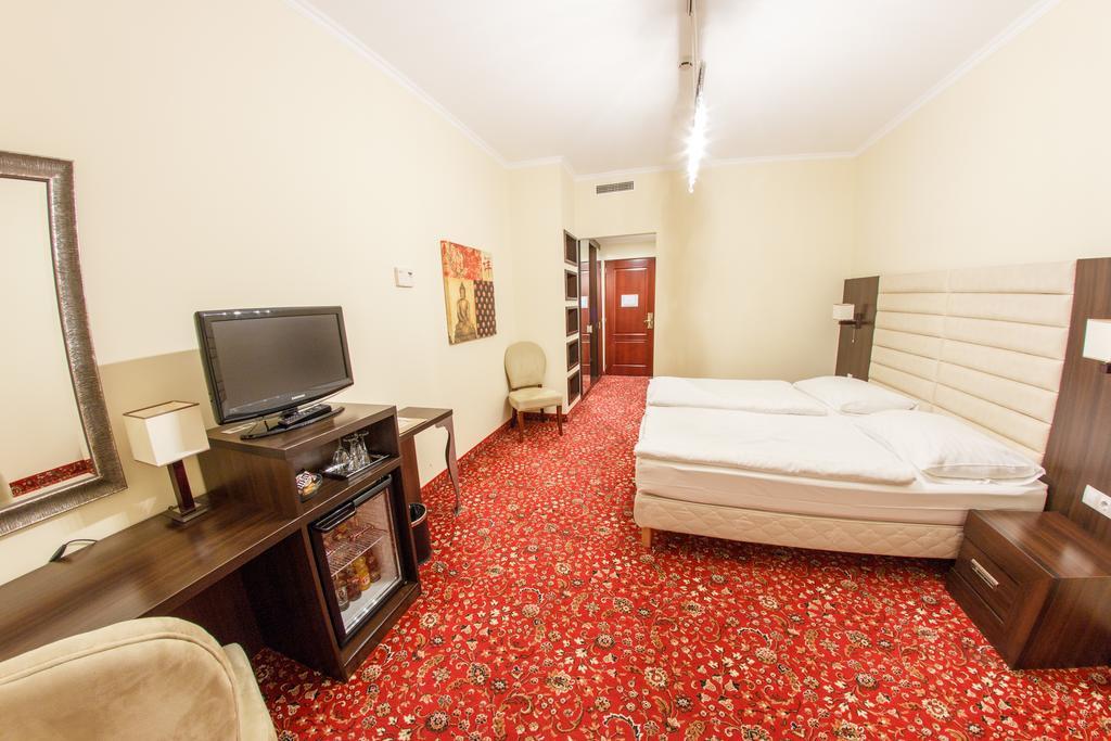 Hotel Kristaly Imperial 터터 외부 사진