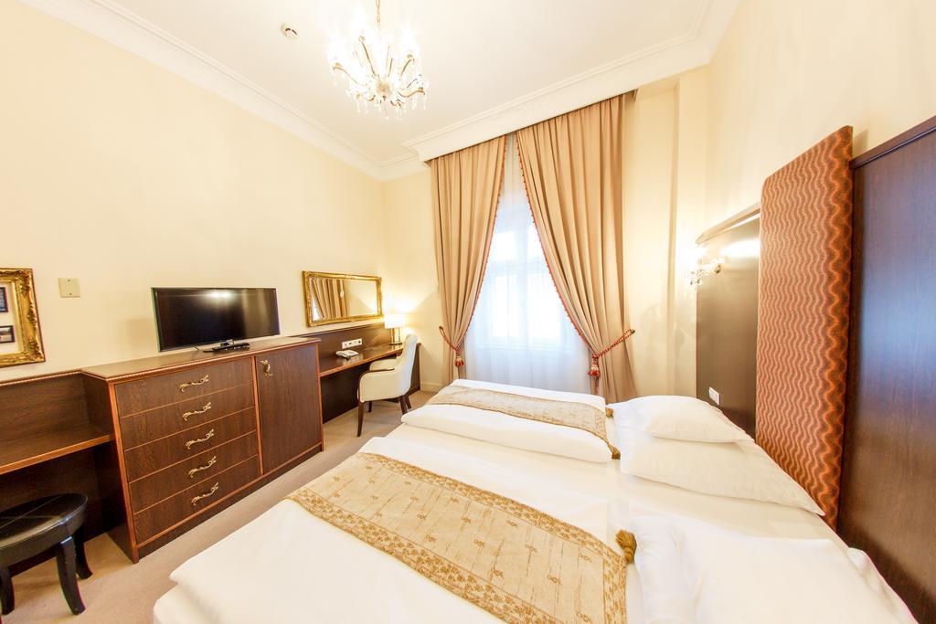 Hotel Kristaly Imperial 터터 외부 사진