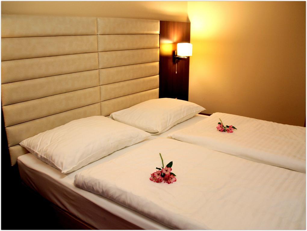Hotel Kristaly Imperial 터터 외부 사진