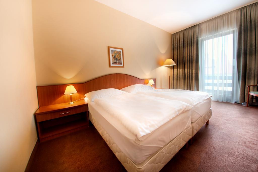 Hotel Kristaly Imperial 터터 외부 사진