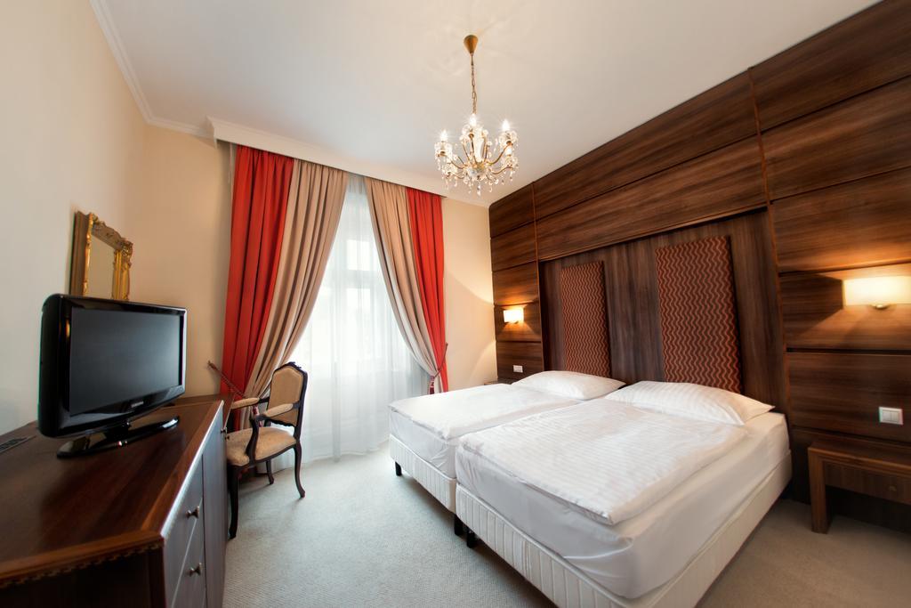 Hotel Kristaly Imperial 터터 외부 사진