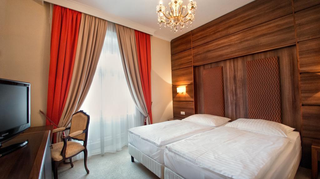 Hotel Kristaly Imperial 터터 외부 사진