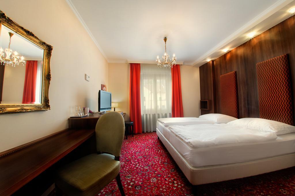 Hotel Kristaly Imperial 터터 외부 사진