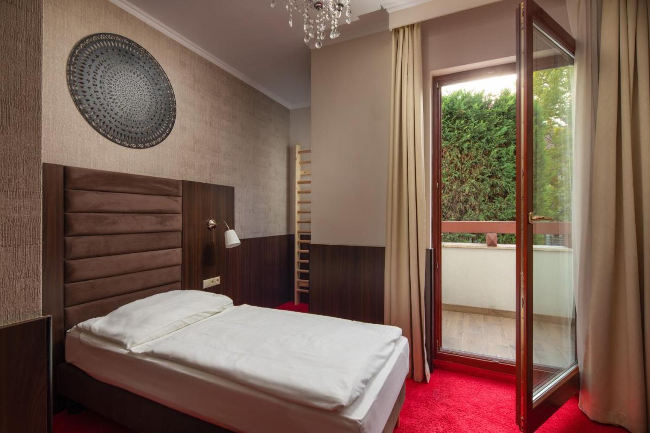 Hotel Kristaly Imperial 터터 외부 사진